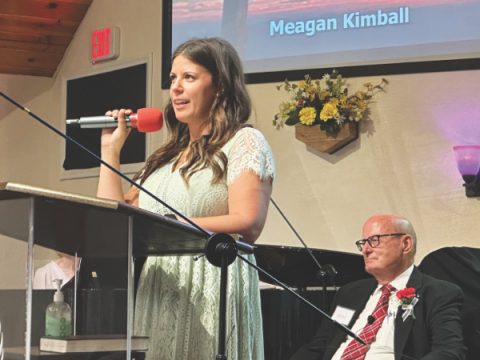 Meagan Kimball presenta música especial y sus recuerdos de crecer en la iglesia de Kingman.
