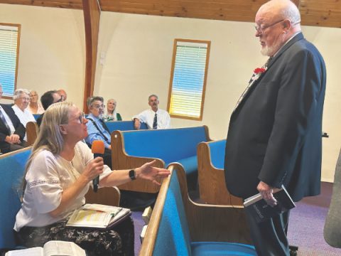El pastor retirado Jack Robinson, quien pastoreó la iglesia de Kingman de 2006 a 2016, interactúa con los miembros durante el estudio de la lección de Escuela Sabática. 