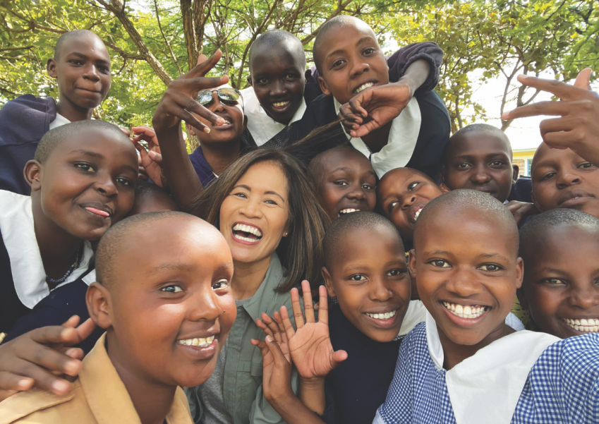 Kim Champlin y otros voluntarios de Adventist Health enseñaron sobre salud reproductiva a estudiantes de secundaria en Kenia.