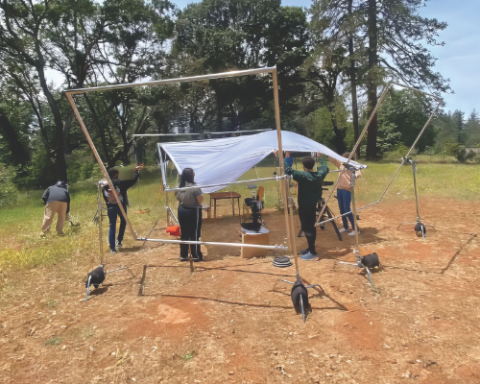 <p>Prepping the location before production begins on “Inner Space.”</p><p>Preparando el local antes de que comience la producción de «Inner Space».</p>