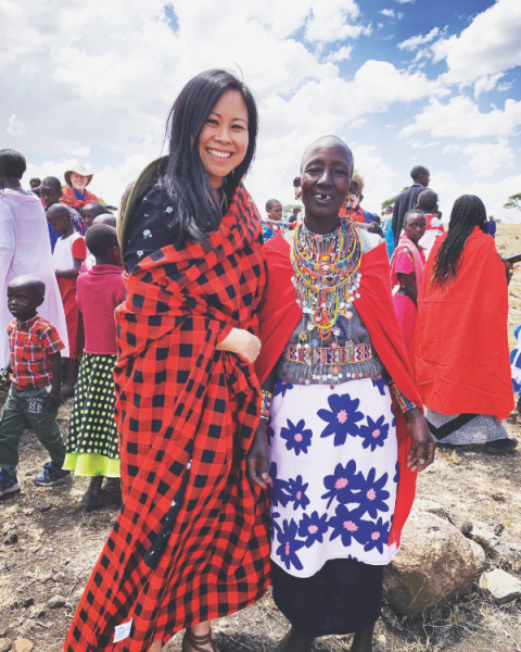 Julie con un miembro de la iglesia adventista en Kenia. Como parte de su trabajo con Maranatha Julie viaja por el mundo recolectando historias acerca de como su ministerio impacta las vidas de los necesitados.