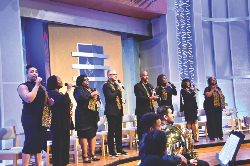The Kansas Avenue Praise Team leads worship.<br />El Equipo de Alabanza de Kansas Avenue dirige en adoración.