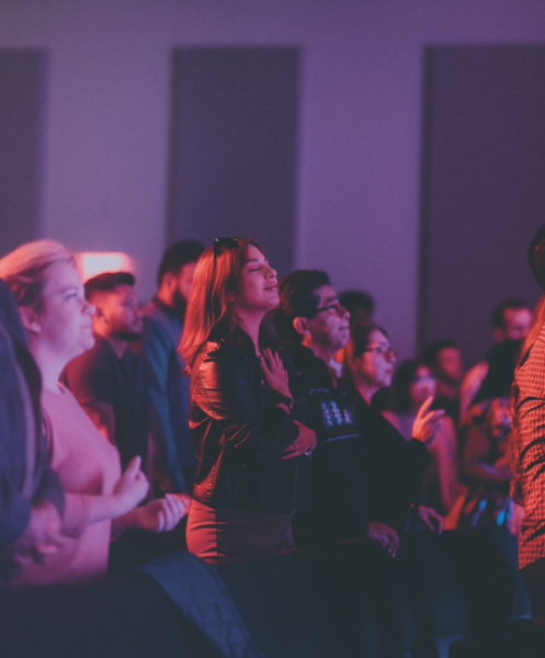 Worshipers enjoy the Anthem service.