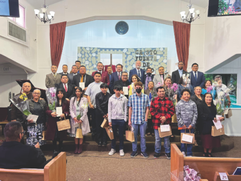 Los miembros recién bautizados posan con los líderes de la iglesia El Camino a Cristo y los líderes de la Pacific Union Conference. Más de 20 personas fueron bautizadas como resultado de la serie evangelística de una semana de duración.