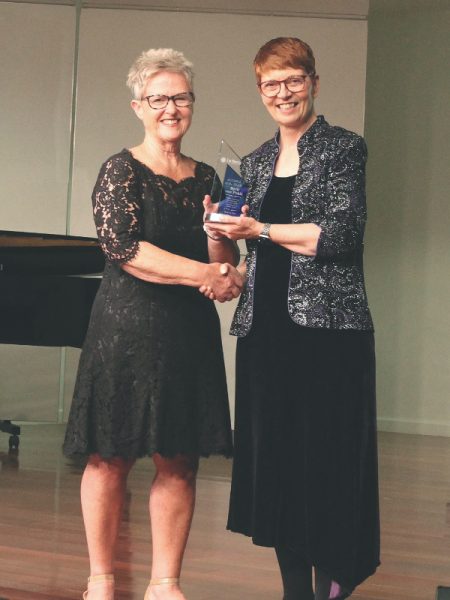 <p>Dr. Berit von Pohle, left, accepts the Alumnus of the Year award from La Sierra University President Joy Fehr on April 14.</p><p>Dr. Berit von Pohle, a la izquierda, acepta el trofeo de exalumna del año de Joy Fehr, presidenta de La Sierra University el 14 de abril.</p>