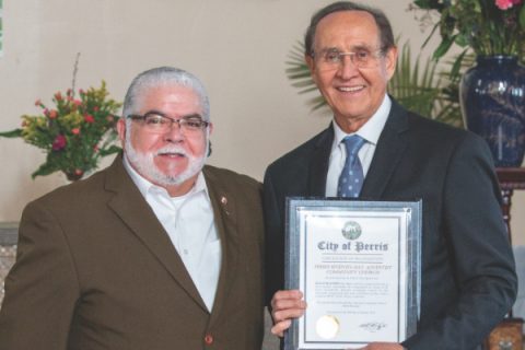 El alcalde de la ciudad, Vargas (izquierda), presenta un Certificado de Reconocimiento (con Mario Pérez).