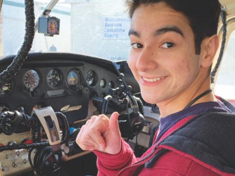 Estudiante de aviación preparándose para el vuelo.
