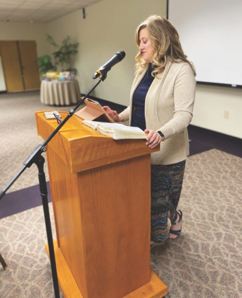  Cindy Mercer comparte su historia durante el discurso de apertura. 