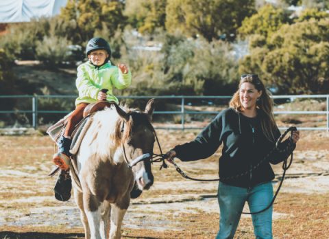 A los niños le gusta montar a caballo.