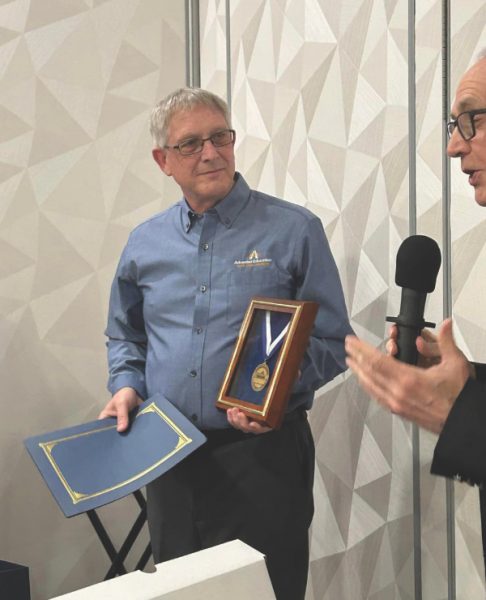 Loeffler recive el Trofeo de la Excelencia, el segundo premio más alto conferido por el Departamento de Educación de la Conferencia General