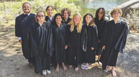 <p>Susanville Pathfinders preparing for baptism in Antelope Lake. </p><p>Conquistadores de Susanville preparándose para el bautismo en Antelope Lake.</p>