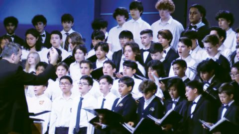 <p>Gary Wilcox directs the Junior High Mass Choir.</p><p>Gary Wilcox dirige el Junior High Mass Choir.
</p>