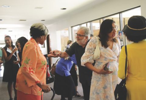 <p>Visitors receive small jars of honey after the worship service as reminders that “God’s promises are sweet as honey.”</p><p>Los visitantes reciben pequeños frascos de miel después del servicio de adoración como recordatorios de que «las promesas de Dios son dulces como la miel».</p>