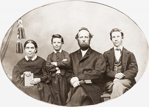 <p>James and Ellen White and Family</p><p>James y Ellen White 
con sus hijos Edson y William</p>