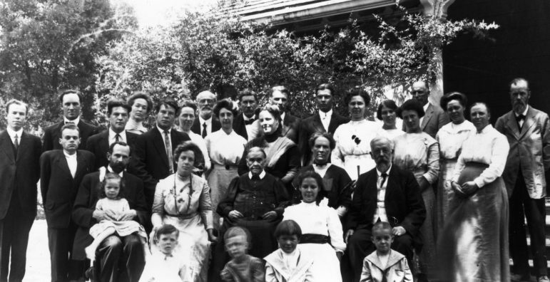 <p>Ellen G. White with her family and helpers at Elmshaven, 1913</p><p>Ellen G. White con su familia y asistentes en Elmshaven, 1913</p>