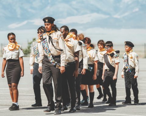 Uno de los equipos recién formados de Pathfinder practica su ejercicio de marcha.