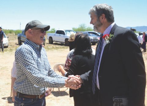 El pastor Ed Keyes saluda a un miembro del equipo de liderazgo de la iglesia que anteriormente era dueño de la propiedad que el Stronghold International Mission Group ahora llama su iglesia.