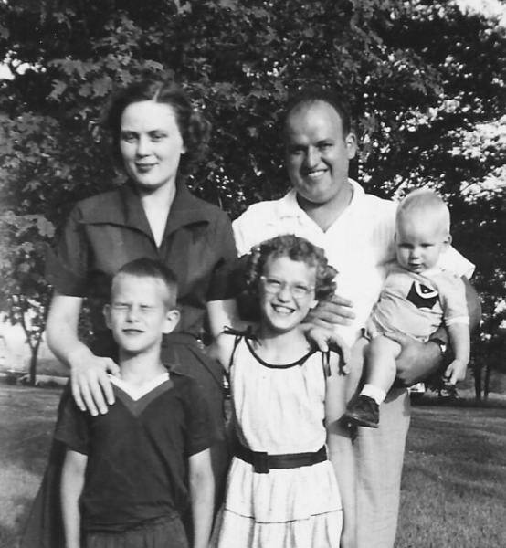 Fred Kinsey cuando era bebé, con sus padres Pearl y Lloyd Sr., su hermano Lloyd Jr. (Bud) y su hermana Deloris.