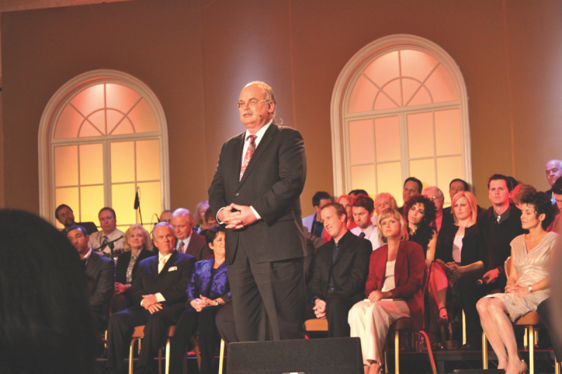 Fred Kinsey habla en un evento de recaudación de fondos para The Voice of Prophecy.