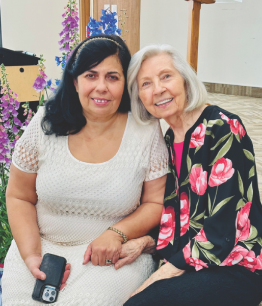 Hildy Valenzuela Wendtland (izquierda) y Lily Teichman sonríen durante la cena.