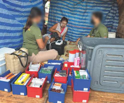 El médico y la enfermera visitan a un paciente.