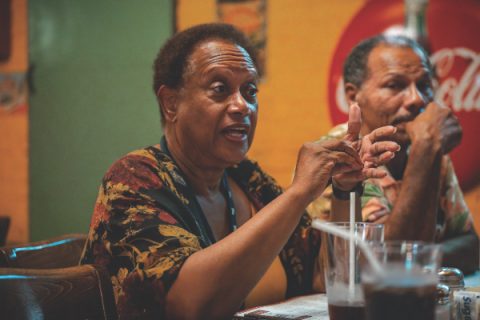 La ex superintendente de educación de la Nevada-Utah Conference, Eileen White, disfruta con su esposo, O. C. White, mientras hacen un receso para almorzar.