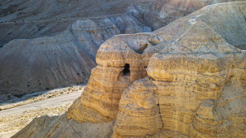 <p>Site of the Khirbet Qumran caves where the Dead Sea Scrolls were found.</p><p>Sitio de las cuevas de Khirbet Qumran donde se encontraron los Rollos del Mar Muerto. </p>