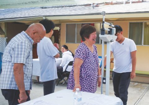 Un participante recibe monitoreo y detección de salud en el BLC durante una evaluación de riesgos para la salud en 2022.