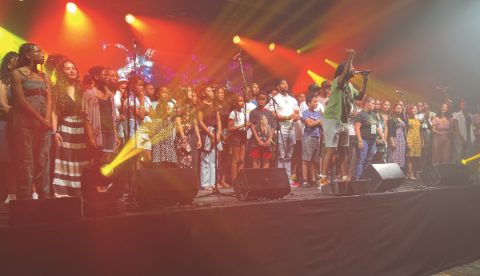 El coro canta su canto original.