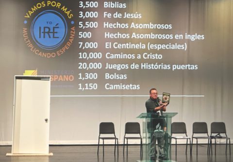 El pastor Abimael Escalante presenta las metas del programa de grupos pequeños para 2024.