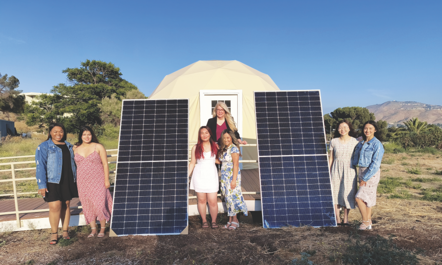 <p>La Sierra University Provost Dr. April Summitt, center, poses in June with 2023 Senior Class President Kaitlyn Mamora, front right, and (left to right) Leai Lanni McGee, Abigail Ramos, Caitlin La, Aya Miyajima, and Hannah Gonzalez with solar panels that they and the Class of 2022 gifted to the university.</p><p>La rectora de la Universidad de La Sierra, la Dra. April Summitt, en el centro, posa en junio con la presidenta de la clase granduanda de 2023, Kaitlyn Mamora, al frente a la derecha, y (de izquierda a derecha) Leai Lanni McGee, Abigail Ramos, Caitlin La, Aya Miyajima y Hannah Gonzalez con paneles solares que ellas y la clase de 2022 regalaron a la universidad.</p>