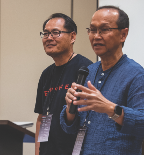 Elizer Sacay y Vinh Nguyen dan la bienvenida a los asistentes a Empower.
