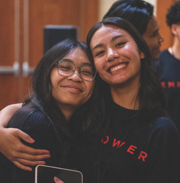 Las jóvenes asistentes se unen cada vez más en la conferencia.
