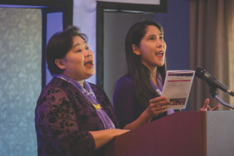 <p>Members of the Living Water Fil-Am church lead the singing.</p><p>Miembros de la iglesia Living Water Fil-Am dirigen el canto.</p>