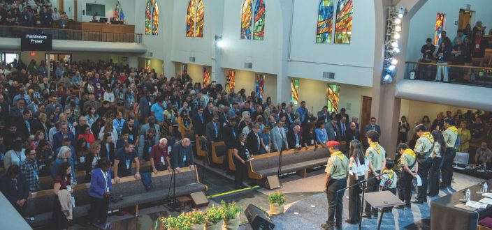 <p>Pathfinders lead delegates in prayer with many languages.</p><p>Los Conquistadores guían a los delegados en oración en varios idiomas.</p>