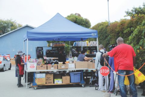 Hay un lugar especial para personas sin cita previa, donde las personas mayores pueden visitar y llevar alimentos gratis.