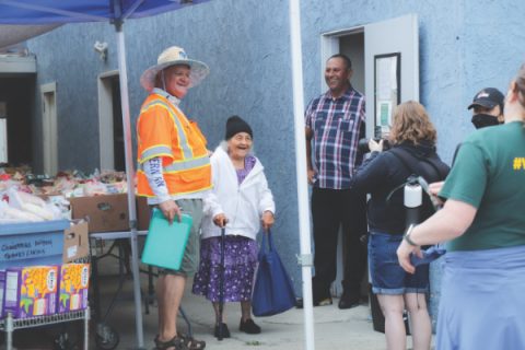 Mama Rosa, fundadora de la despensa de alimentos en 1994, visita por primera vez desde la pandemia el 16 de septiembre de 2023.