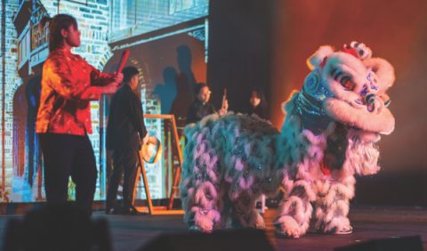 Miembros de la iglesia china de Loma Linda realizan una danza del león para la gala.