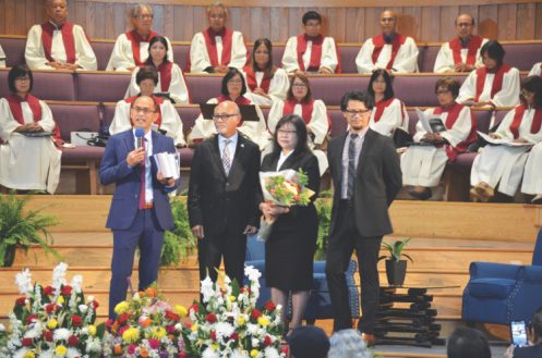 <p>Manlongat recognizes (from left to right) VicLouis Arreola III, Imelda Arreola, and VicLouis Arreola V at the culmination of the evangelization week.</p><p>Manlongat reconoce (de izquierda a derecha) a VicLouis Arreola III, Imelda Arreola y VicLouis Arreola V en la culminación de la semana de evangelismo.</p>