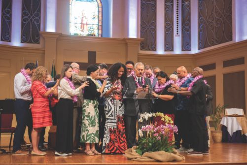 <p>Aleni Fepulea'i prays the ordination prayer over his daughter.</p><p>Aleni Fepulea’i tiene la oración en el servicio de ordenación por su hija.</p>