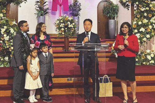 <p>Conference officers welcome Aguinaga and family to ministry.</p><p>Los oficiales de la conferencia dan la bienvenida a Aguinaga y a su familia al ministerio.
</p>