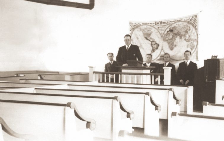 Arthur L. White, nieto de Ellen White y tercer hijo de William Clarence y Ethel May (Lacey) White, en la iglesia cerca Washington, New Hampshire.