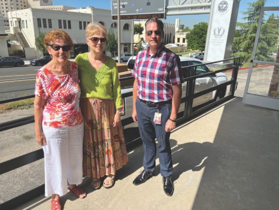 <p>From left to right: Iris Landa, Lourdes Morales-Gudmundsson, and Michael Griffith meet before boxes are unloaded.</p><p>De izquierda a derecha: Iris Landa, Lourdes Morales-Gudmundsson y Michael Griffith se reúnen antes de que se descarguen las cajas.</p>