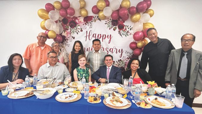 El equipo pastoral de LLFC se reúne para una foto con Robert Quintana (sentado segundo desde la derecha).
