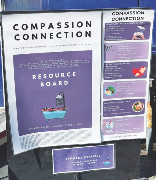 El tablero de recursos de Compassion Connection ofrece a los huéspedes servicios adicionales en Hollywood. 
