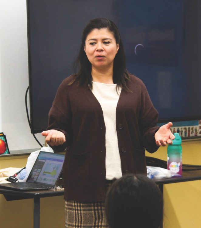 <p>Johanna Dominguez, assistant in pastoral care at Kalēo, presents the mental health honor for Pathfinders.</p><p>Johanna Domínguez, asistente de atención pastoral en Kalēo, presenta el honor de salud mental para los Conquistadores.</p>