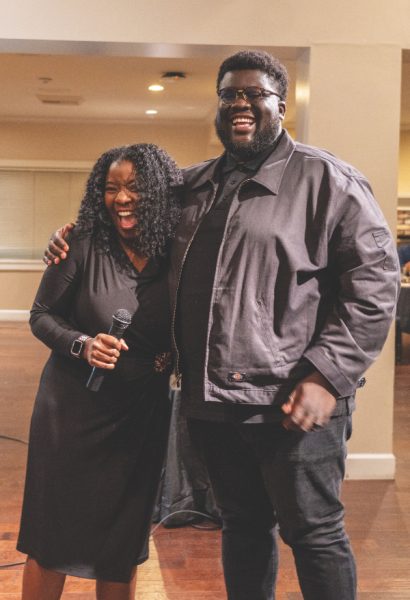Andrea King felicita a Ben Amoah como mención honorífica.