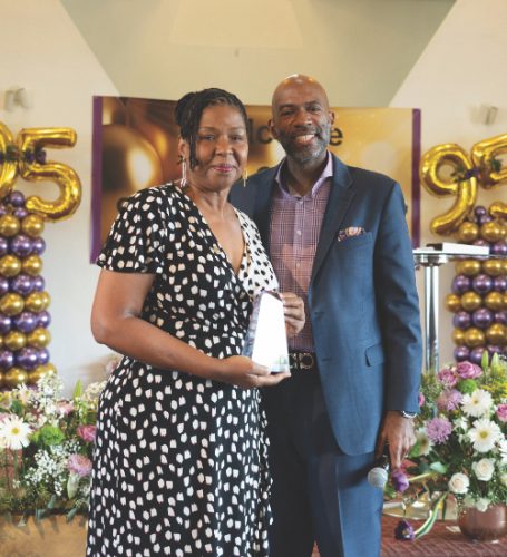 <p>Wade Forde presents an award to Councilperson Kimberly Calvin.</p><p>Wade Forde entrega un premio a la concejal Kimberly Calvin.</p>