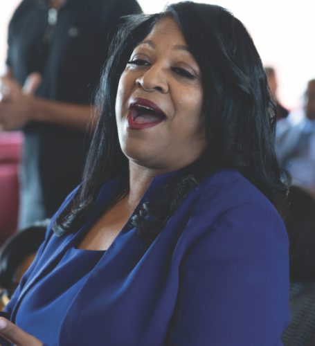 <p>A congregant sings her praise.</p><p>Una miembro de la congregación canta su alabanza.</p>