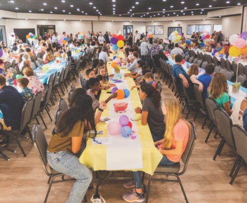 Los invitados celebran en el nuevo fellowship hall.